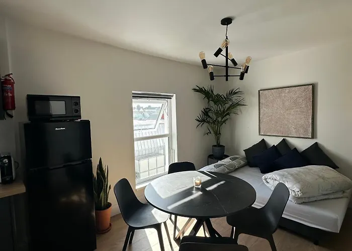 Modern Centre Daire *